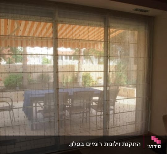 וילון שקוף על חלון זכוכית גדול